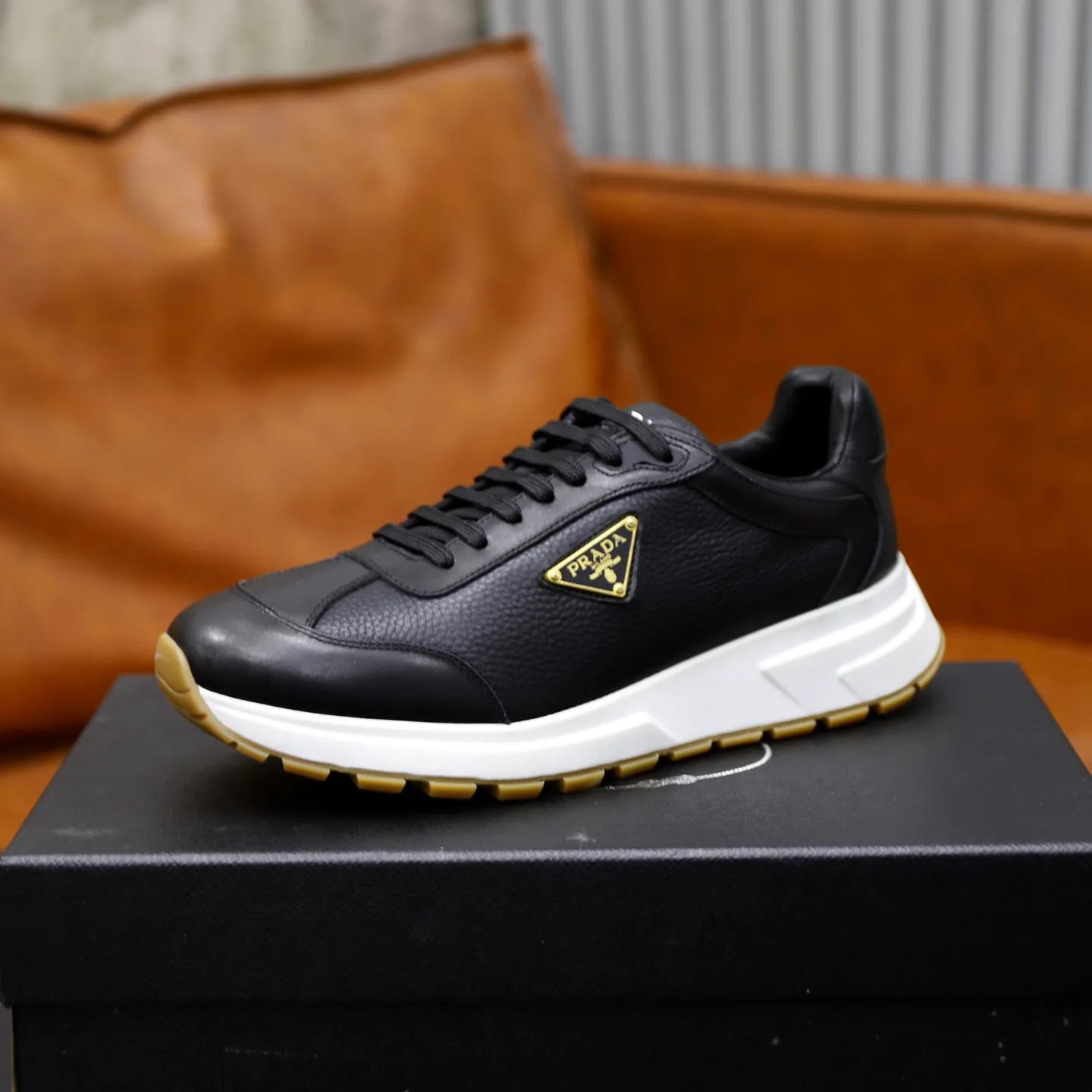 Factory price: 740💰Top original order Brand: PRADA (Prada) Standard code: Men's size 38/44 (45 can be customized) Grade: Same as the official website Material: Original cowhide stitching imported cowhide lining Original combination two-color wear-resistant soft outsole Style category: Leisure and sports version Young fashion European and American trend British style Color: Real picture color